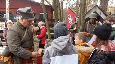 Niepełnosprawni podopieczni organizacji „Dziecięce Graffiti" wraz z rodzicami, uczcili, jak co roku, Święto Niepodległości. Spotkanie zaczęło się w lesie przy wyjeździe z Bydgoszczy w kierunku Inowrocławia./fot. Jolanta Fischer