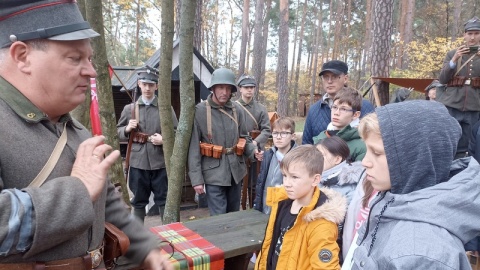 Niepełnosprawni podopieczni organizacji „Dziecięce Graffiti" wraz z rodzicami, uczcili, jak co roku, Święto Niepodległości. Spotkanie zaczęło się w lesie przy wyjeździe z Bydgoszczy w kierunku Inowrocławia./fot. Jolanta Fischer