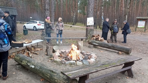 Niepełnosprawni podopieczni organizacji „Dziecięce Graffiti" wraz z rodzicami, uczcili, jak co roku, Święto Niepodległości. Spotkanie zaczęło się w lesie przy wyjeździe z Bydgoszczy w kierunku Inowrocławia./fot. Jolanta Fischer