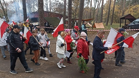 Niepełnosprawni podopieczni organizacji „Dziecięce Graffiti" wraz z rodzicami, uczcili, jak co roku, Święto Niepodległości. Spotkanie zaczęło się w lesie przy wyjeździe z Bydgoszczy w kierunku Inowrocławia./fot. Jolanta Fischer