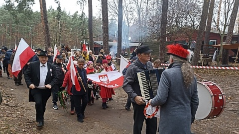 Niepełnosprawni podopieczni organizacji „Dziecięce Graffiti" wraz z rodzicami, uczcili, jak co roku, Święto Niepodległości. Spotkanie zaczęło się w lesie przy wyjeździe z Bydgoszczy w kierunku Inowrocławia./fot. Jolanta Fischer