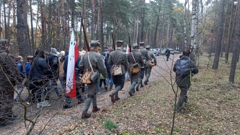 Niepełnosprawni podopieczni organizacji „Dziecięce Graffiti" wraz z rodzicami, uczcili, jak co roku, Święto Niepodległości. Spotkanie zaczęło się w lesie przy wyjeździe z Bydgoszczy w kierunku Inowrocławia./fot. Jolanta Fischer