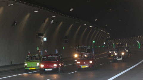 Zapaleniem zielonego światła otwarto w sobotę tunel drogowy w ciągu Zakopianki, czyli drogi ekspresowej S7. Dwukilometrowy tunel w masywie góry Luboń Mały pomiędzy miejscowościami Naprawa i Skomielna Biała nosi imię Marii i Lecha Kaczyńskich./fot. Grzegorz Momot/PAP