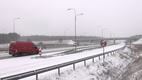 Silne opady śniegu pod koniec dnia w okolicach Bydgoszczy/jw
