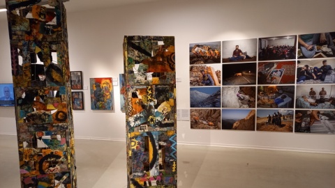Ekspozycję składającą się z kilkuset prac przygotowało Muzeum Okręgowe, a dzieła artystów kurdyjskich prezentowane są w przestrzeni 1500 metrów kwadratowych w Bydgoskim Centrum Finansowym./fot. Ewa Dąbska