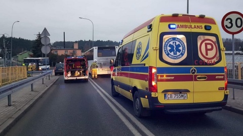 Do zdarzenia doszło w czwartkowe popołudnie w Białych Błotach pod Bydgoszczą, przy ul. Kruszyńskiej. Na badania przewieziono do szpitala kobietę opiekującą się dziećmi i kierowcę samochodu osobowego. Żadnemu dziecku nic się nie stało./fot. Bydgoszcz 998