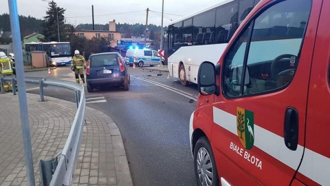 Do zdarzenia doszło w czwartkowe popołudnie w Białych Błotach pod Bydgoszczą, przy ul. Kruszyńskiej. Na badania przewieziono do szpitala kobietę opiekującą się dziećmi i kierowcę samochodu osobowego. Żadnemu dziecku nic się nie stało./fot. Bydgoszcz 998