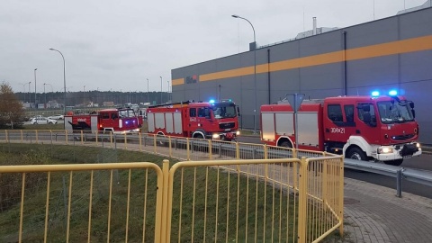 Do zdarzenia doszło w czwartkowe popołudnie w Białych Błotach pod Bydgoszczą, przy ul. Kruszyńskiej. Na badania przewieziono do szpitala kobietę opiekującą się dziećmi i kierowcę samochodu osobowego. Żadnemu dziecku nic się nie stało./fot. Bydgoszcz 998