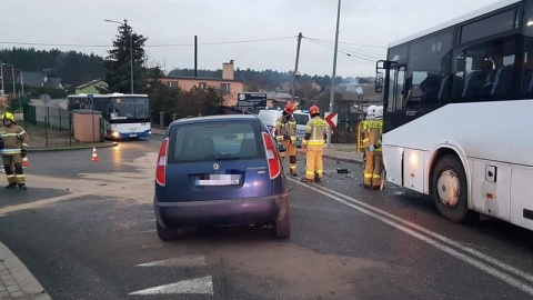 Do zdarzenia doszło w czwartkowe popołudnie w Białych Błotach pod Bydgoszczą, przy ul. Kruszyńskiej. Na badania przewieziono do szpitala kobietę opiekującą się dziećmi i kierowcę samochodu osobowego. Żadnemu dziecku nic się nie stało./fot. Bydgoszcz 998