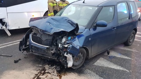 Do zdarzenia doszło w czwartkowe popołudnie w Białych Błotach pod Bydgoszczą, przy ul. Kruszyńskiej. Na badania przewieziono do szpitala kobietę opiekującą się dziećmi i kierowcę samochodu osobowego. Żadnemu dziecku nic się nie stało./fot. Bydgoszcz 998