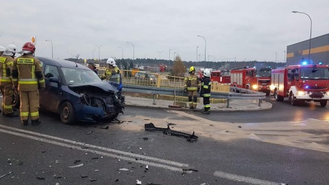 Do zdarzenia doszło w czwartkowe popołudnie w Białych Błotach pod Bydgoszczą, przy ul. Kruszyńskiej. Na badania przewieziono do szpitala kobietę opiekującą się dziećmi i kierowcę samochodu osobowego. Żadnemu dziecku nic się nie stało./fot. Bydgoszcz 998