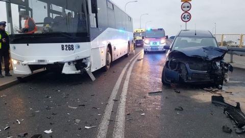 Do zdarzenia doszło w czwartkowe popołudnie w Białych Błotach pod Bydgoszczą, przy ul. Kruszyńskiej. Na badania przewieziono do szpitala kobietę opiekującą się dziećmi i kierowcę samochodu osobowego. Żadnemu dziecku nic się nie stało./fot. Bydgoszcz 998