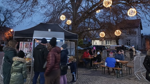 Był barszcz, kolędy, światełka i Święty Mikołaj. Na Rynku w Starym Fordonie odbyła się społeczna „Wigilia pod gołym niebem", zorganizowana przez Stowarzyszenie Miłośników Starego Fordonu. Finałem spotkania było oficjalne otwarcie zrewitalizowanego nabrzeża Wisły./fot. Jolanta Fischer