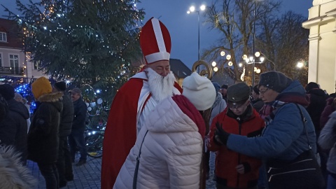 Był barszcz, kolędy, światełka i Święty Mikołaj. Na Rynku w Starym Fordonie odbyła się społeczna „Wigilia pod gołym niebem", zorganizowana przez Stowarzyszenie Miłośników Starego Fordonu. Finałem spotkania było oficjalne otwarcie zrewitalizowanego nabrzeża Wisły./fot. Jolanta Fischer