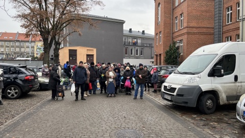 Kolejka przed siedzibą Caritas ustawiała się już od rana/fot. Marcin Jarzembowski, diecezja.bydgoszcz.pl