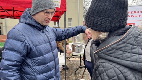 Wydawanie paczek przez Caritas Diecezji Bydgoskiej/fot. Marcin Jarzembowski, diecezja.bydgoszcz.pl