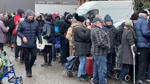 Wydawanie paczek przez Caritas Diecezji Bydgoskiej/fot. Marcin Jarzembowski, diecezja.bydgoszcz.pl