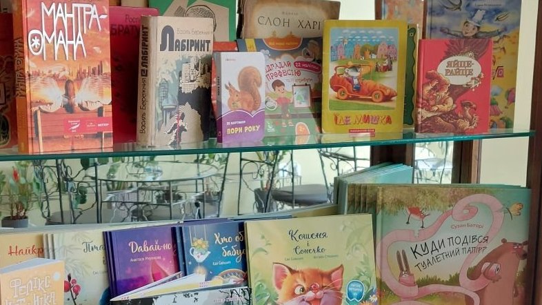 Стелаж з книгами українською мовою знаходиться в Культурному центрі Модрачка за адресою вул. Огроди 15 у Бидгощі / фот. Facebook