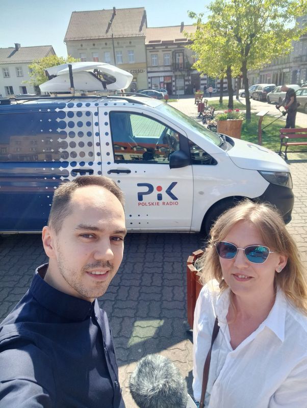 Jarosław Gębala oraz Monika Siwak i ekipa Polskiego Radia PiK w Strzelnie/fot. PR PiK
