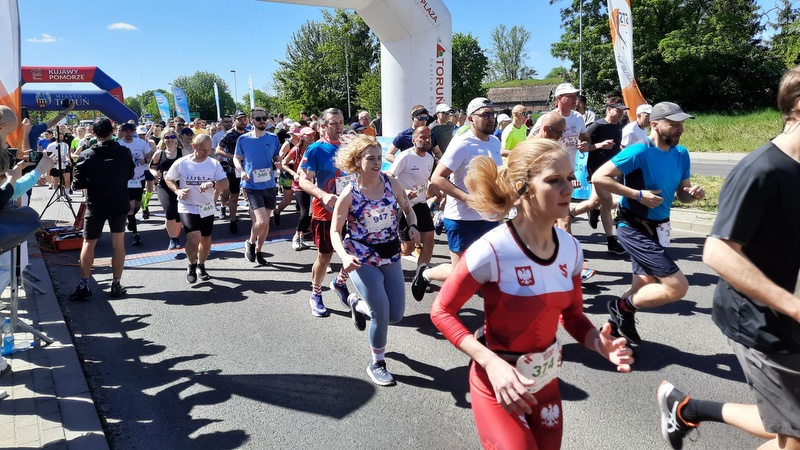 Prawie 2 tysiące biegaczy stanęło na starcie „Run Toruń-Zwiedzaj ze Zdrowiem!"./fot. Monika Kaczyńska