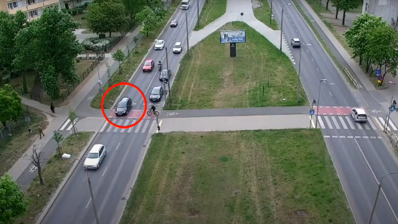 Policyjny dron zaobserwował 8 wykroczeń związanych z niestosowaniem się przez kierujących samochodami do przepisów ruchu drogowego w rejonie przejść dla pieszych znajdujących się na ulicy Szubińskiej w Bydgoszczy. Fot. Policja