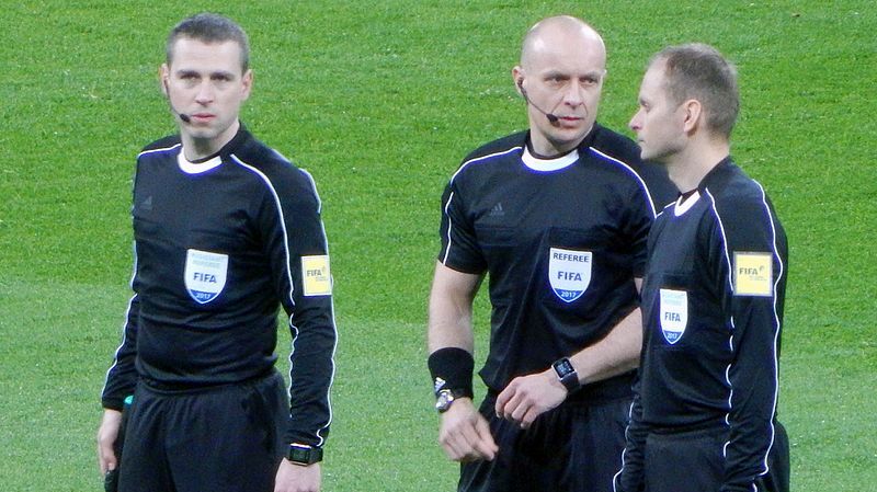 Szymon Marciniak (w środku), a także asystenci Tomasz Listkiewicz (z lewej) i Paweł Sokolnicki podczas meczu Rosja-Belgia (2017). Fot. Wikipedia