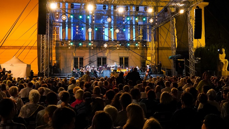 W Weekend Filharmonia Pomorska zaprosiła melomanów na dwa wspaniale, plenerowe koncerty przed swoją siedzibą./fot. Filharmonia Pomorska/Facebook