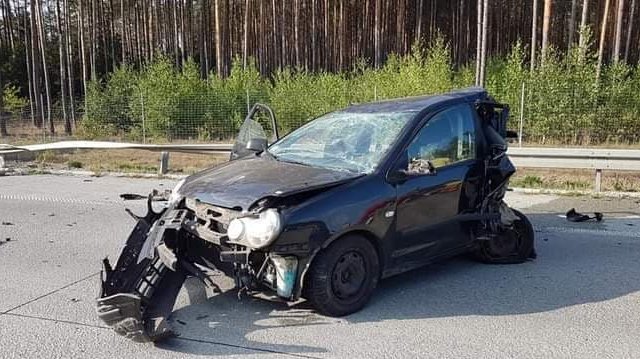 Trzy osoby trafiły do szpitala po wypadku, do którego doszło po 17:00 na drodze S5 w naszym regionie. W Opławcu zderzyły się bus i samochód osobowy./fot. Bydgoszcz 998