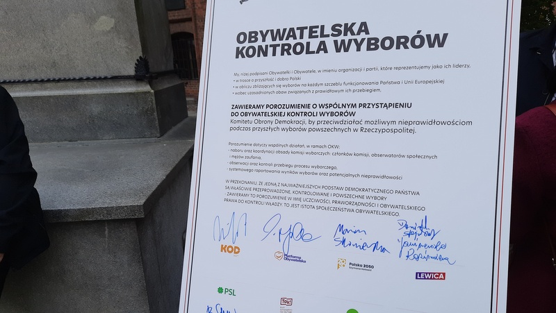 Lokalne porozumienie w sprawie Obywatelskiej Kontroli Wyborów podpisali pod pomnikiem Mikołaja Kopernika w Toruniu przedstawiciele partii opozycyjnych./fot. Monika Kaczyńska
