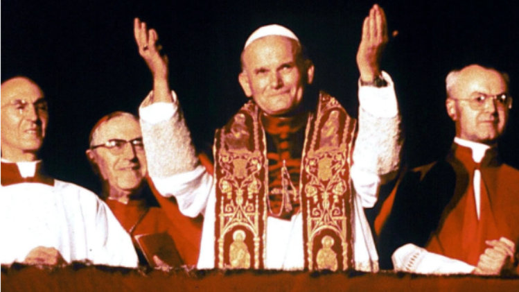 Archiwalne zdjęcie z 16 października 1978 roku. Papież Jan Paweł II po raz pierwszy pozdrawia wiernych zgromadzonych na Placu św. Piotra./fot. PAP/EPA