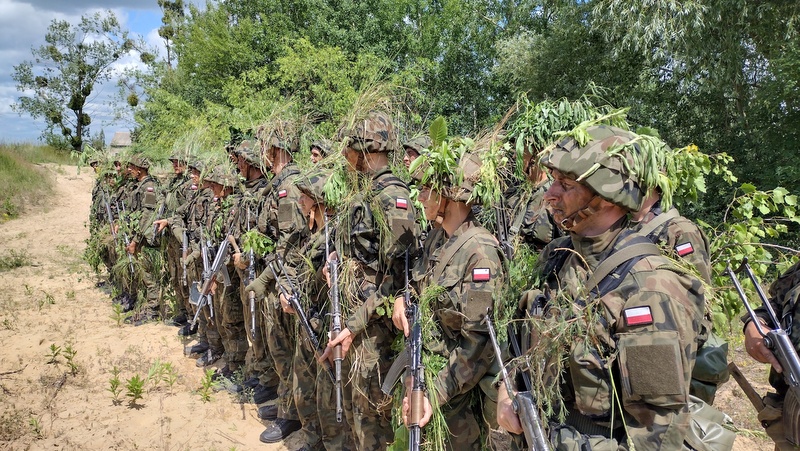 Żołnierze-ochotnicy Dobrowolnej Zasadniczej Służby Wojskowej podczas szkolenia w Batalionie Drogowo-Mostowym w Chełmnie/fot. Archiwum