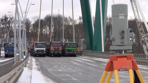 Próby obciążeniowe Mostu Uniwersyteckiego w Bydgoszczy. (JW)