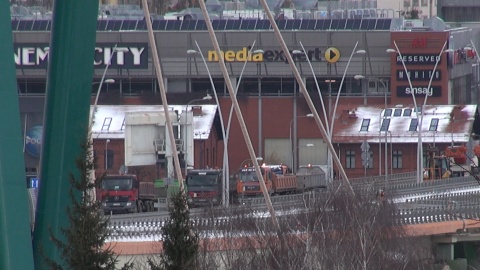 Próby obciążeniowe Mostu Uniwersyteckiego w Bydgoszczy. (JW)