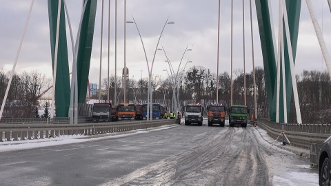 Próby obciążeniowe Mostu Uniwersyteckiego w Bydgoszczy. (JW)