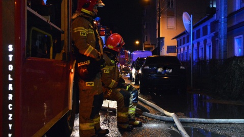 Groźny pożar poddasza w budynku wielorodzinnym przy ulicy Nowej w Bydgoszczy. /fot. Bydgoszcz 998/Artur Żywociński