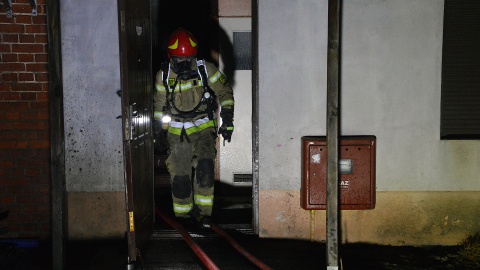 Groźny pożar poddasza w budynku wielorodzinnym przy ulicy Nowej w Bydgoszczy. /fot. Bydgoszcz 998/Artur Żywociński