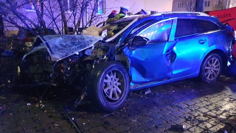 Śmiertelny wypadek na r. Ossolińskich w Bydgoszczy. Kierowca w ogromną siłą wpadł na barierki./fot. Bydgoszcz 998