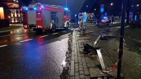 Śmiertelny wypadek na r. Ossolińskich w Bydgoszczy. Kierowca w ogromną siłą wpadł na barierki./fot. Bydgoszcz 998