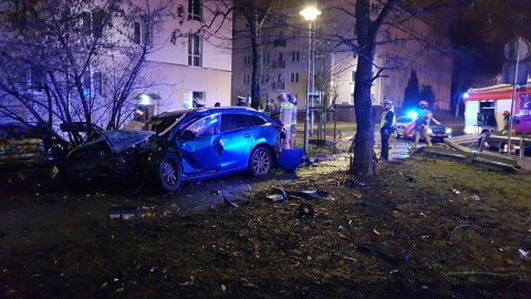 Śmiertelny wypadek na r. Ossolińskich w Bydgoszczy. Kierowca w ogromną siłą wpadł na barierki./fot. Bydgoszcz 998