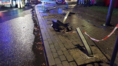 Śmiertelny wypadek na r. Ossolińskich w Bydgoszczy. Kierowca w ogromną siłą wpadł na barierki./fot. Bydgoszcz 998