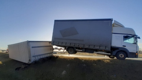 Na autostradzie A1 silny wiatr zepchnął naczepę samochodu ciężarowego na pobocze i przewrócił ją/fot. materiały policji