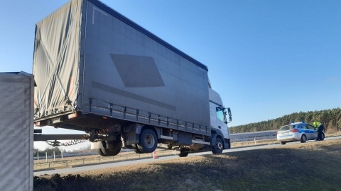 Na autostradzie A1 silny wiatr zepchnął naczepę samochodu ciężarowego na pobocze i przewrócił ją/fot. materiały policji