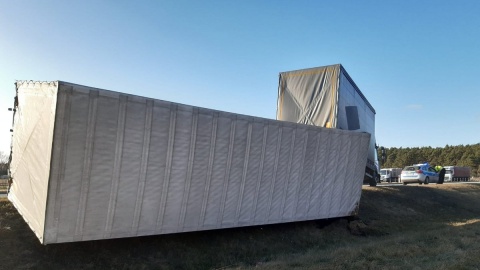 Na autostradzie A1 silny wiatr zepchnął naczepę samochodu ciężarowego na pobocze i przewrócił ją/fot. materiały policji