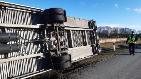 Na autostradzie A1 silny wiatr zepchnął naczepę samochodu ciężarowego na pobocze i przewrócił ją/fot. materiały policji