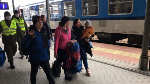 Spodziewano się około 200 osób, tymczasem ze składu relacji Przemyśl - Gdynia wysiadło około 30. Na dworcu PKP Bydgoszcz Główna uchodźców przywitały służby./fot. Elżbieta Rupniewska