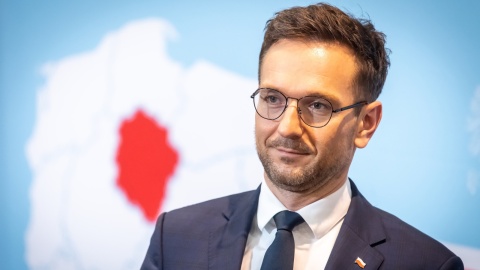 Na konferencji prasowej w Bydgoszczy wiceminister funduszy i polityki regionalnej powiedział, że otrzymał informację od ministra Łukasza Schreibera, że dofinansowany projekt, czyli trasa tramwajowa połączona z przebudową drogi napotyka na problemy. Fot. PAP/Tytus Żmijewski