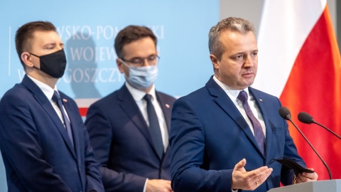 Na konferencji prasowej w Bydgoszczy wiceminister funduszy i polityki regionalnej powiedział, że otrzymał informację od ministra Łukasza Schreibera, że dofinansowany projekt, czyli trasa tramwajowa połączona z przebudową drogi napotyka na problemy. Fot. PAP/Tytus Żmijewski