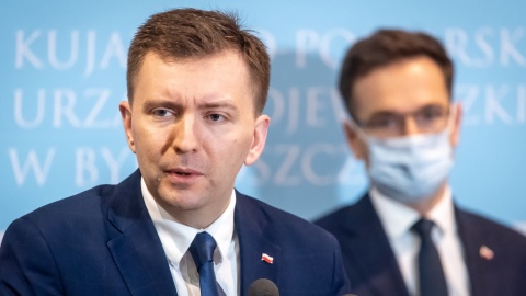 Na konferencji prasowej w Bydgoszczy wiceminister funduszy i polityki regionalnej powiedział, że otrzymał informację od ministra Łukasza Schreibera, że dofinansowany projekt, czyli trasa tramwajowa połączona z przebudową drogi napotyka na problemy. Fot. PAP/Tytus Żmijewski