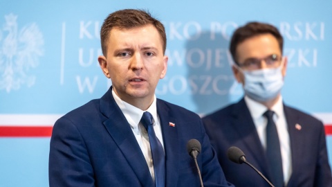 Na konferencji prasowej w Bydgoszczy wiceminister funduszy i polityki regionalnej powiedział, że otrzymał informację od ministra Łukasza Schreibera, że dofinansowany projekt, czyli trasa tramwajowa połączona z przebudową drogi napotyka na problemy. Fot. PAP/Tytus Żmijewski