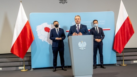 Na konferencji prasowej w Bydgoszczy wiceminister funduszy i polityki regionalnej powiedział, że otrzymał informację od ministra Łukasza Schreibera, że dofinansowany projekt, czyli trasa tramwajowa połączona z przebudową drogi napotyka na problemy. Fot. PAP/Tytus Żmijewski